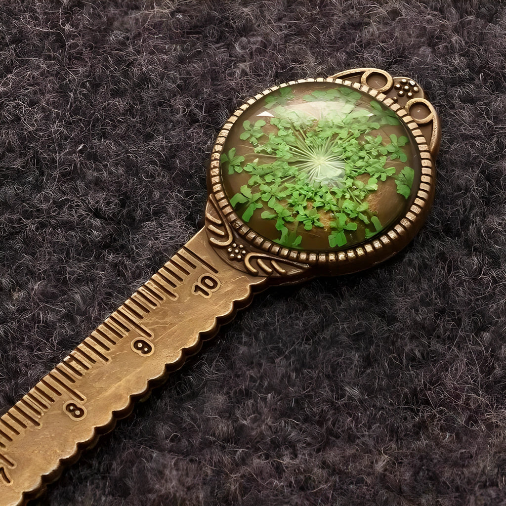 Handmade dry flower gypsophila bookmark measuring 12cm with preserved lace flowers, daffodils, and clover