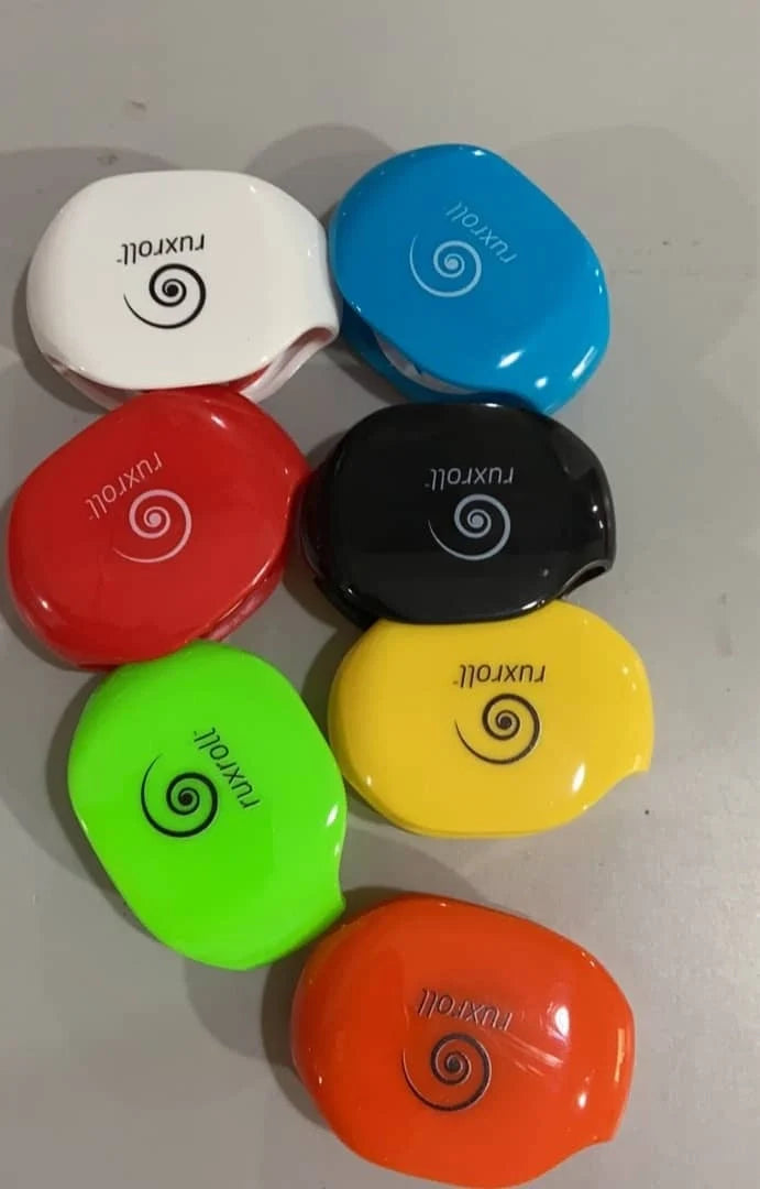 Automatic earphone cable winder in various colours, compact and lightweight design