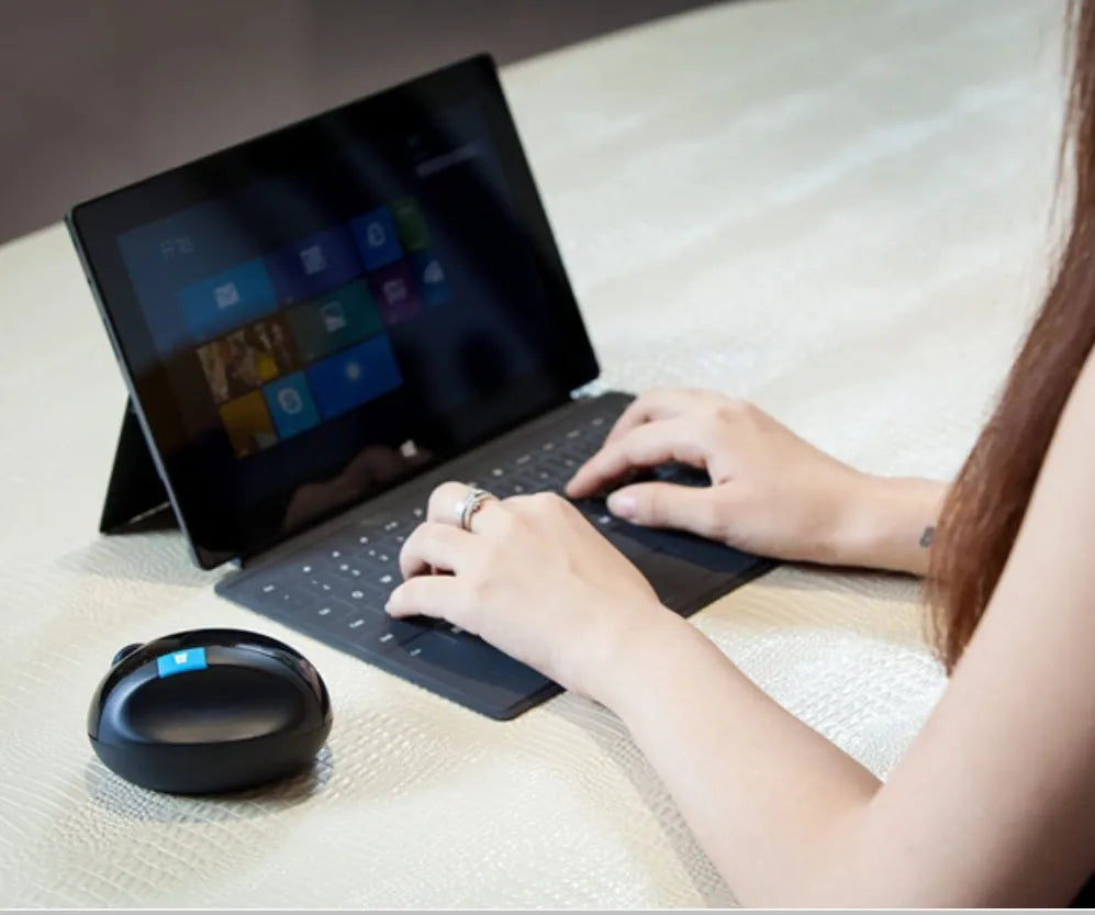 Microsoft Wireless Ergonomic Mouse Black with 1000 DPI and 2.4GHz USB receiver, standard size