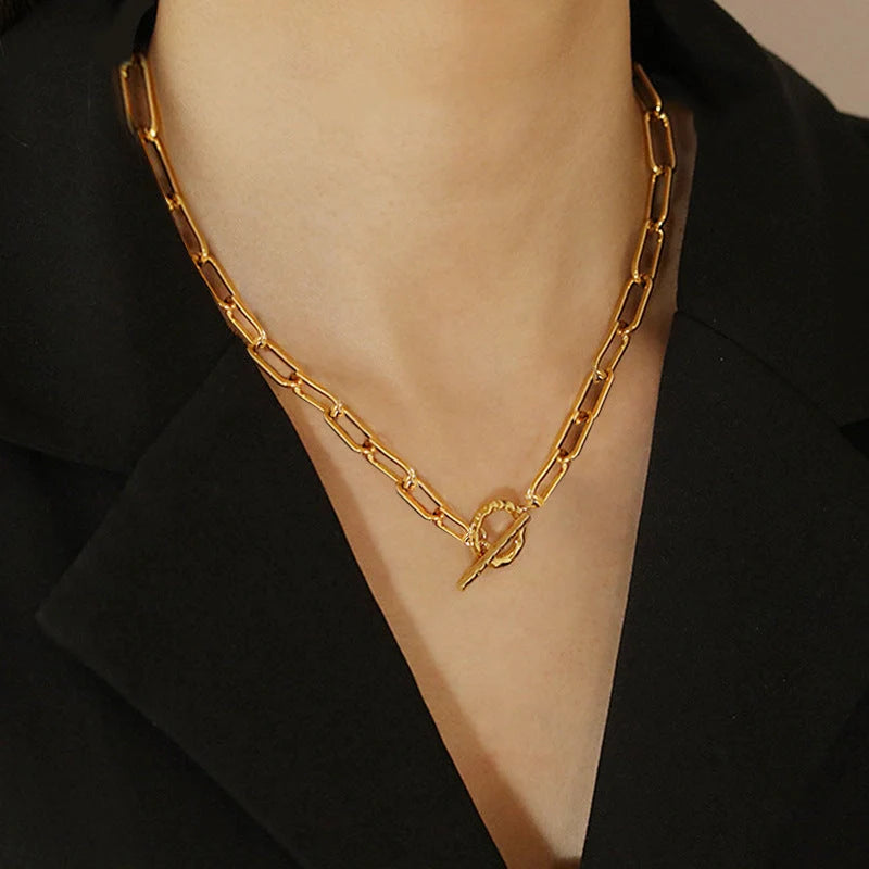 Op Buckle Clavicle Necklace in gold with retro street shooting design