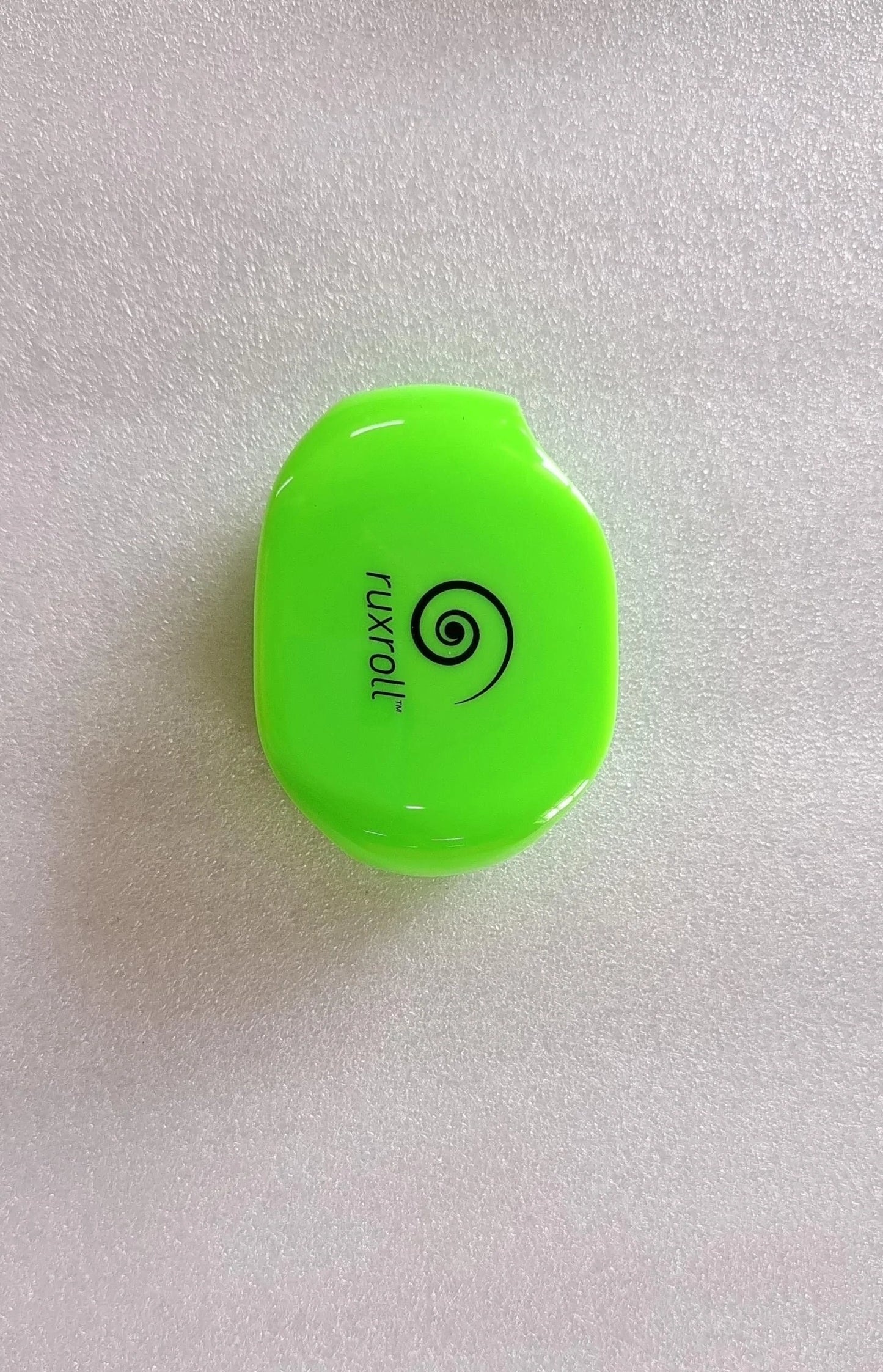 Automatic earphone cable winder in various colours, compact and lightweight design