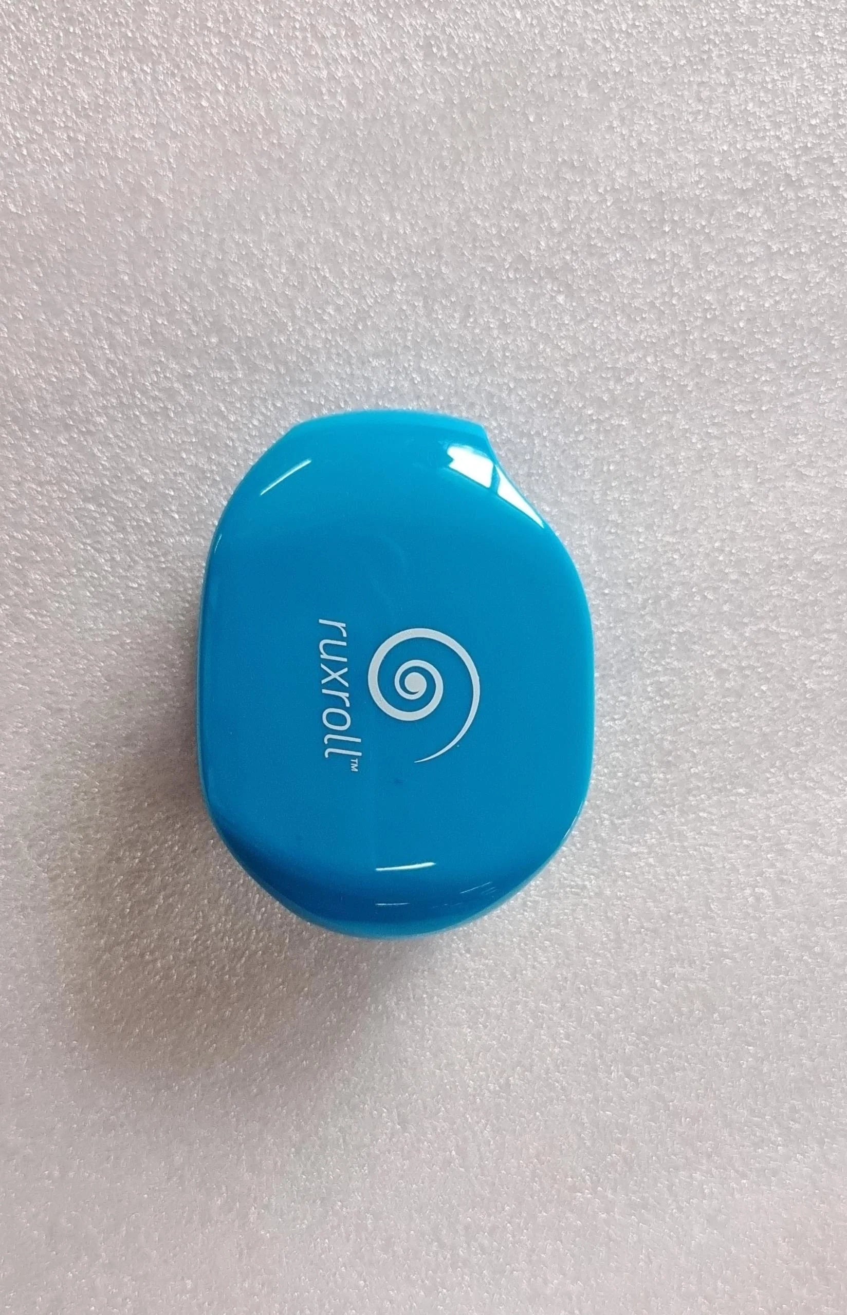 Automatic earphone cable winder in various colours, compact and lightweight design