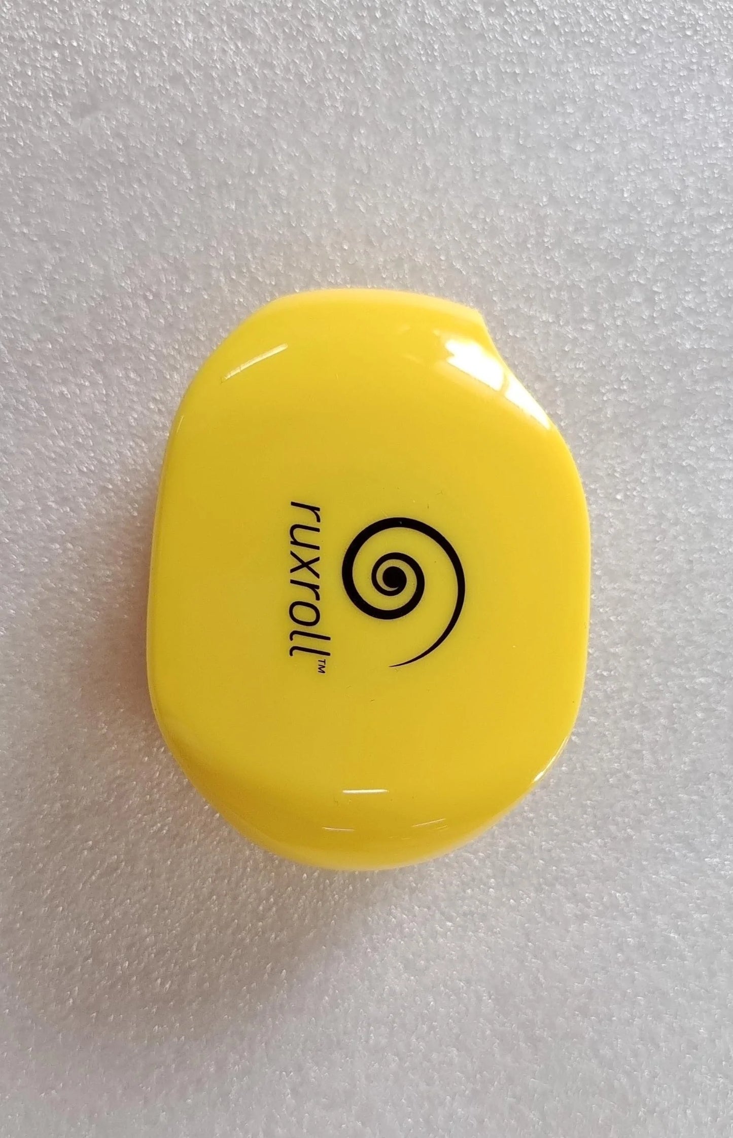 Automatic earphone cable winder in various colours, compact and lightweight design