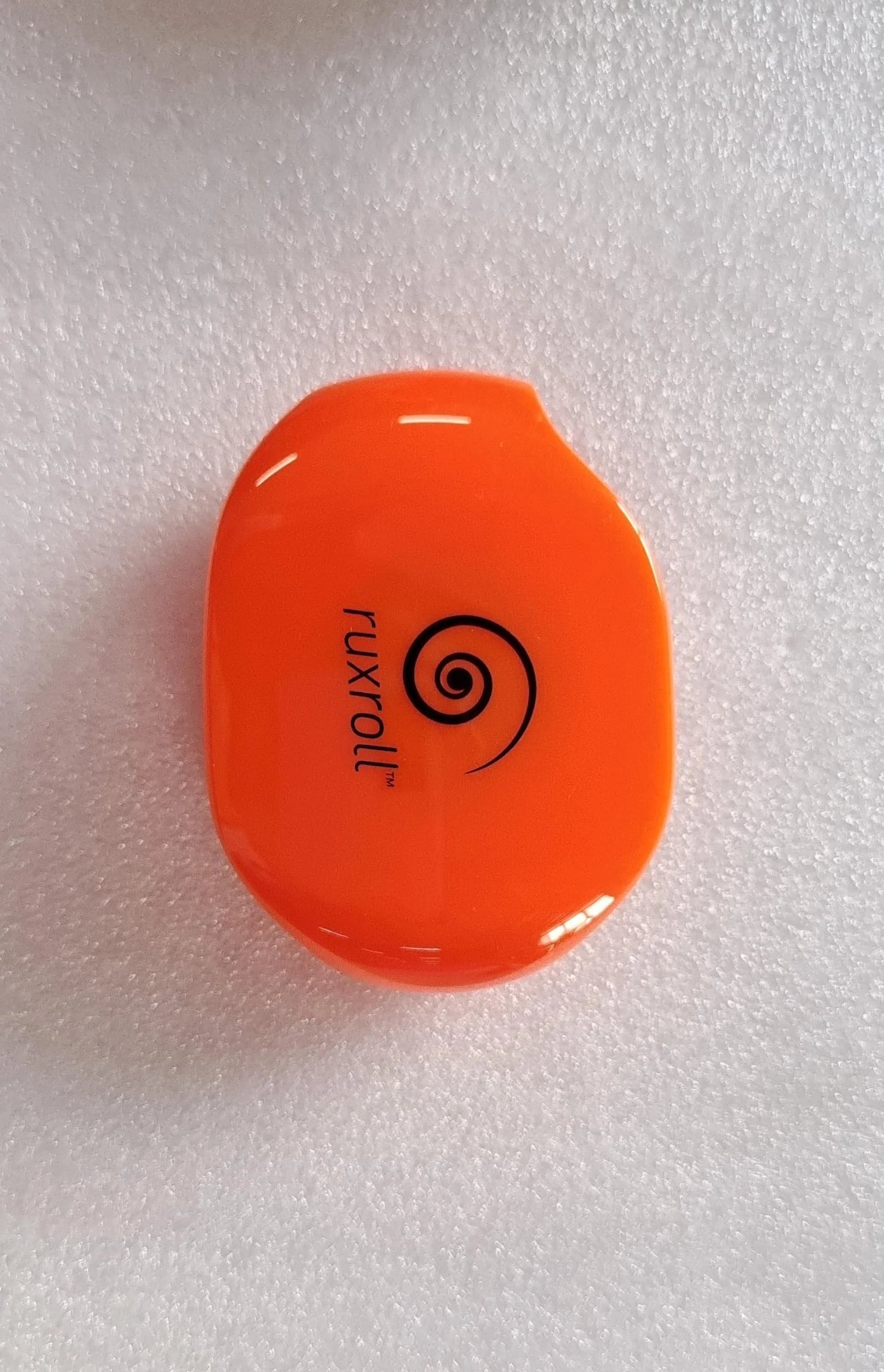 Automatic earphone cable winder in various colours, compact and lightweight design