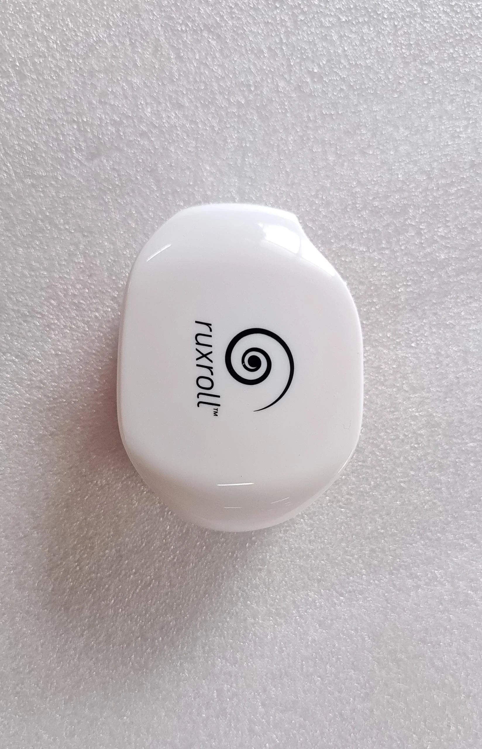 Automatic earphone cable winder in various colours, compact and lightweight design