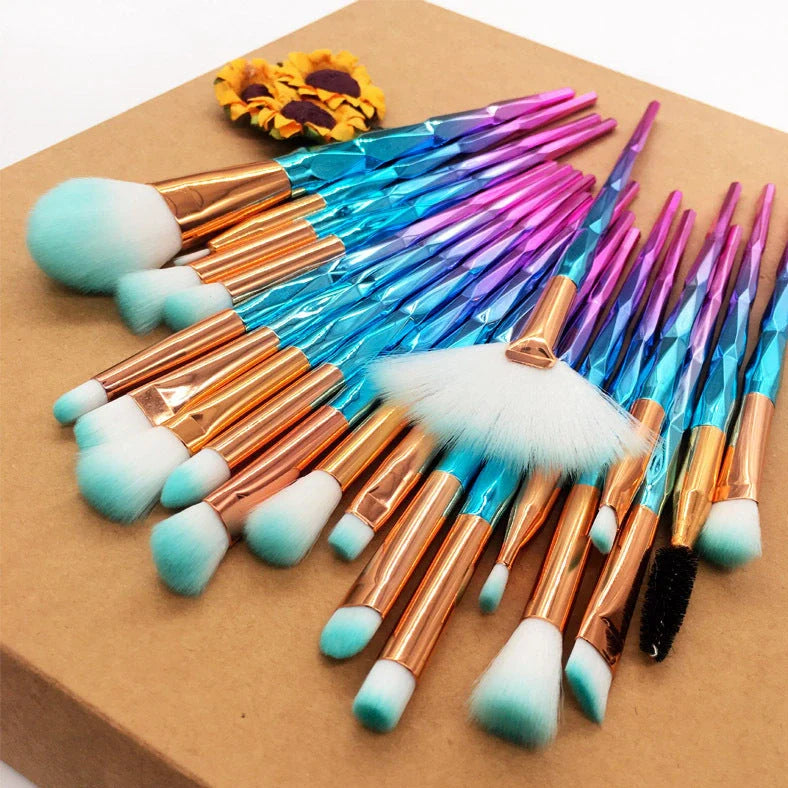 20 makeup brushes with artificial fibre bristles and 16cm plastic handles in organised set