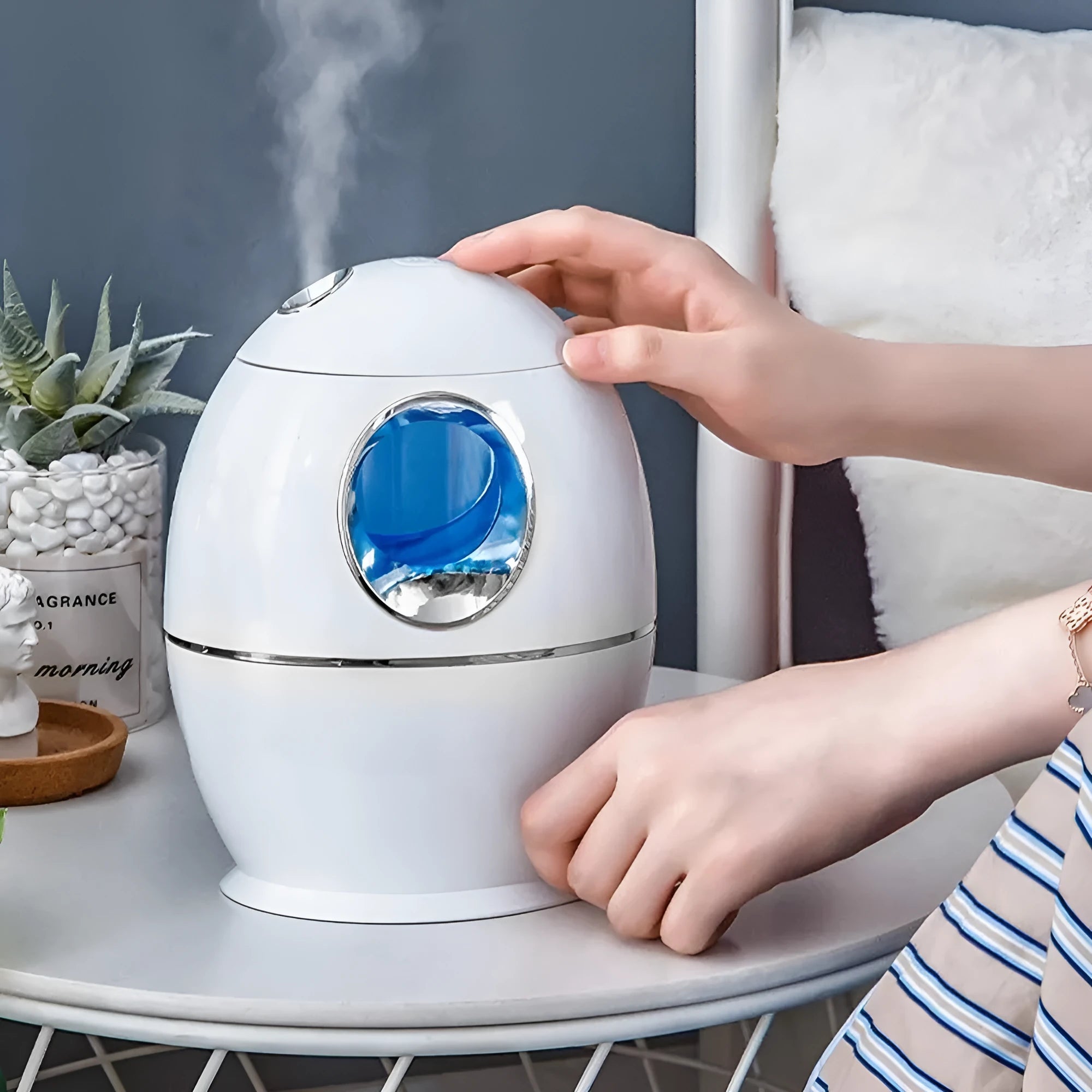 White round USB aromatherapy humidifier with 800ml tank and quiet 36dB operation.