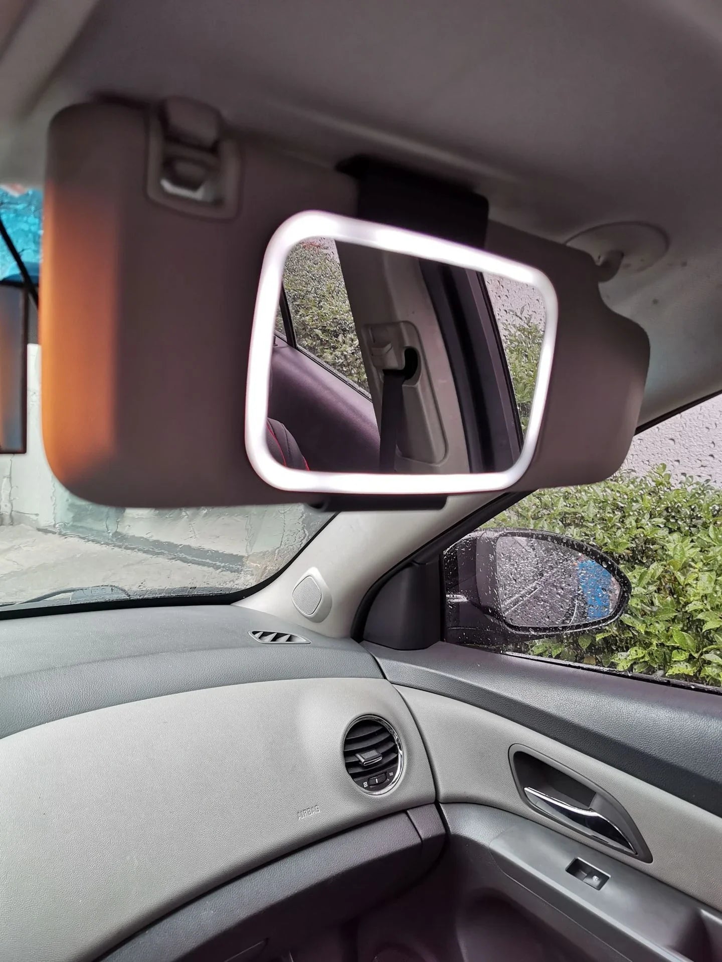 In-Car LED Make-Up Mirror with 21 LED lights and adjustable brightness