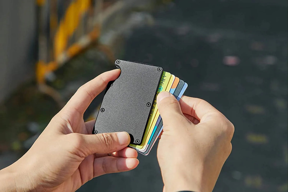 Men's RFID blocking slim money clip wallet in aluminium, 86 x 55 x 8 mm, with rubber band and steel clip