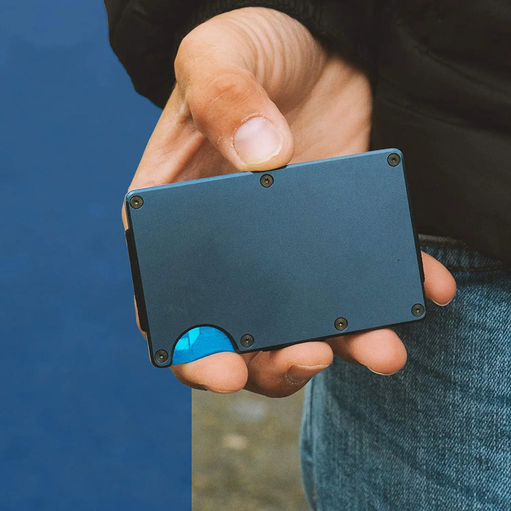 Men's RFID blocking slim money clip wallet in aluminium, 86 x 55 x 8 mm, with rubber band and steel clip