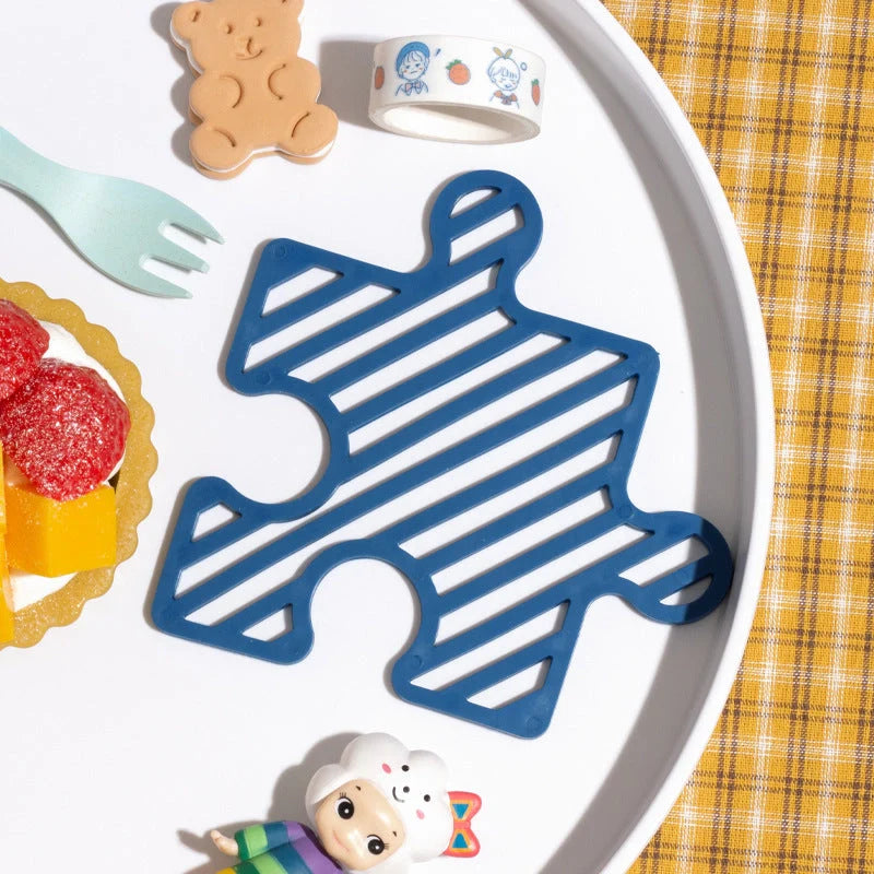 Creative Household Splicing Jigsaw Insulation Pad in blue, black, red, and yellow