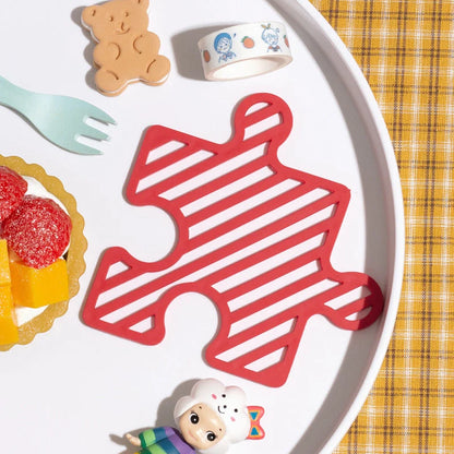 Creative Household Splicing Jigsaw Insulation Pad in blue, black, red, and yellow