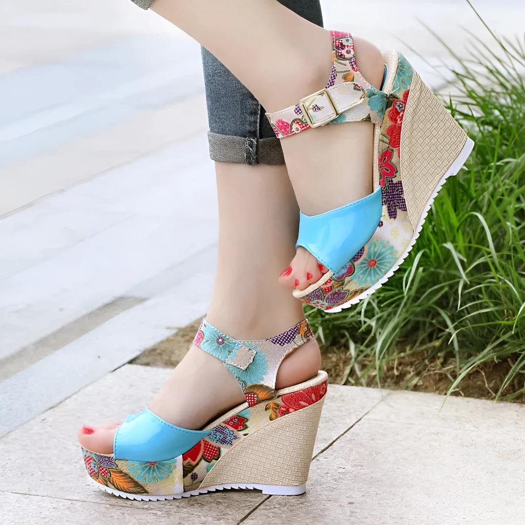 Women's floral high heel wedge sandals with ankle strap in white, upper material artificial PU, rubber sole, 11cm heel and 3cm platform