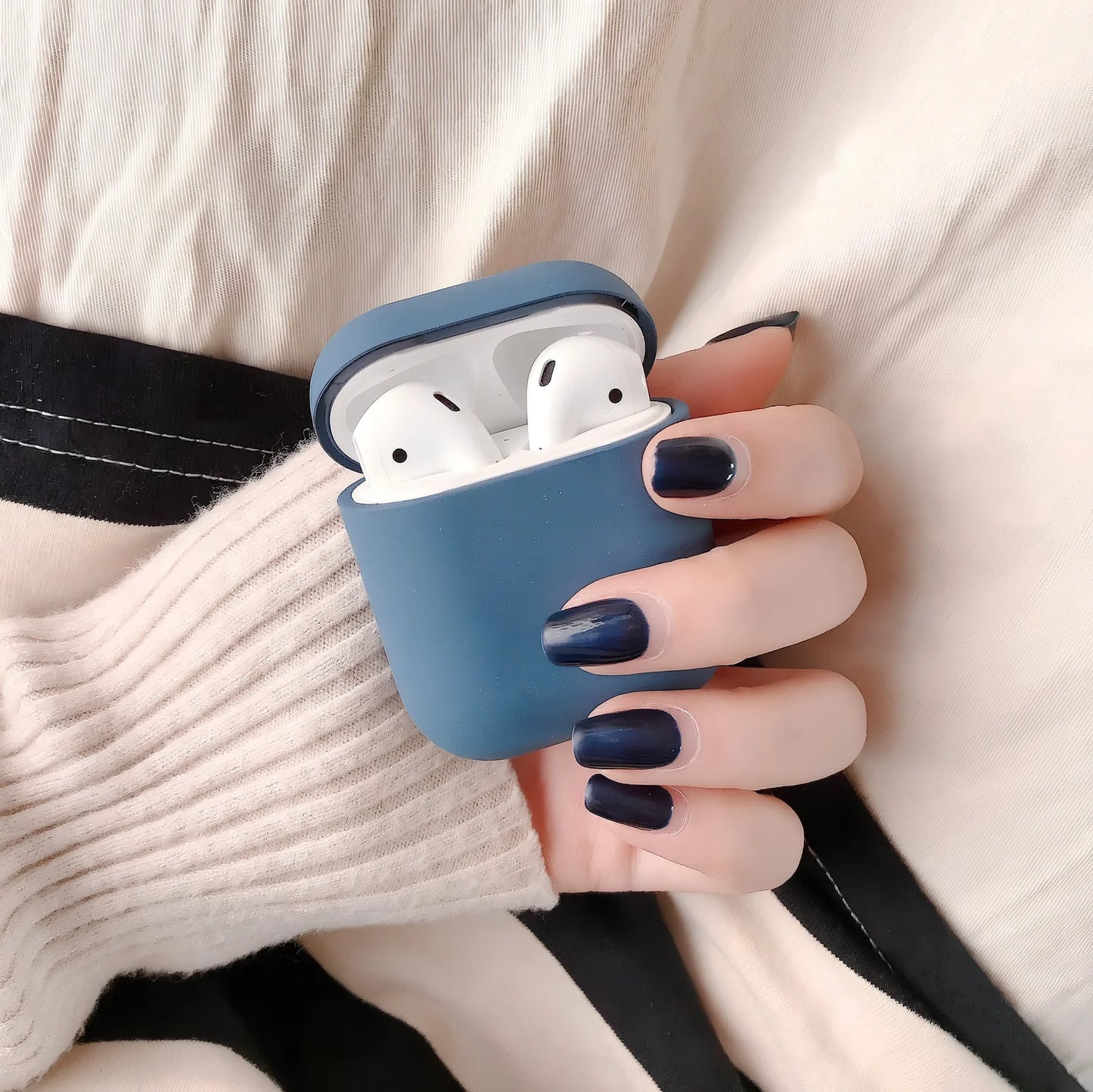 Black plastic wireless Bluetooth headset case for AirPods 1 and 2, 5.8 cm size with snap lid