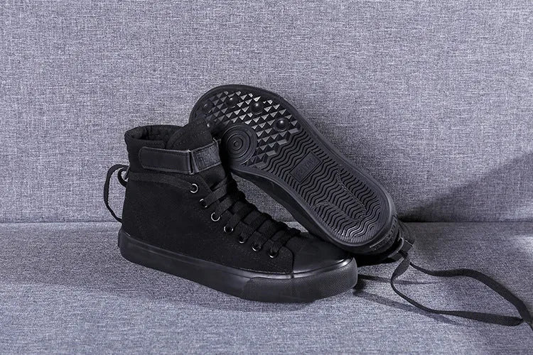 Pair of shoes in black or white, available in EU sizes 35 to 43