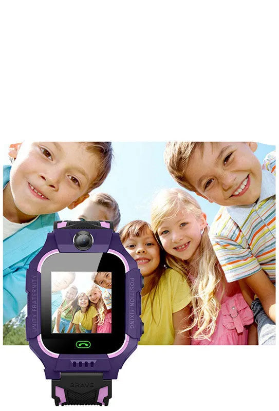 Z6 Q19 children's smartwatch in green with a 1.44-inch touch screen on a wrist.
