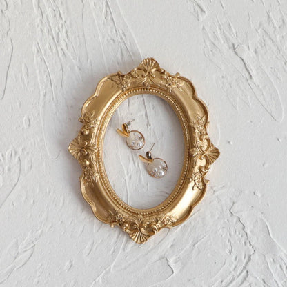 Golden retro photo frame for jewelry and art display, Nordic-style design
