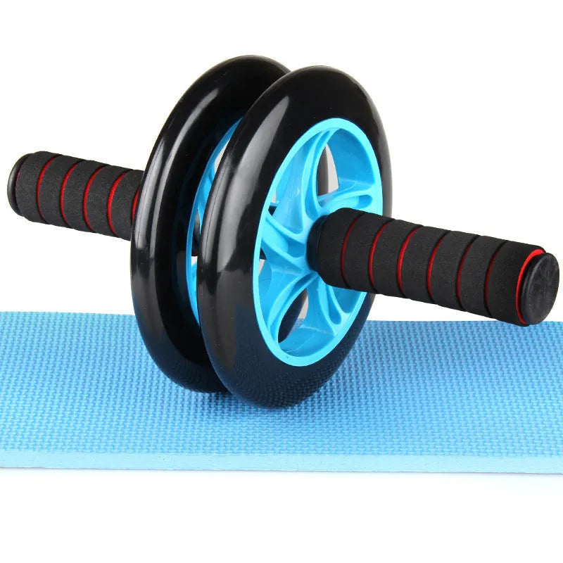 Silent abdominal muscle wheel in black, 165mm size, with kneeling pad on wooden floor