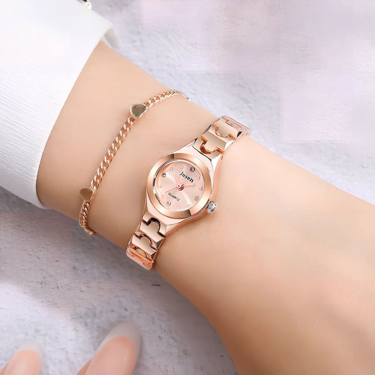 Small round dial quartz ladies watch in alloy with stainless steel buckle, 20mm diameter and 8mm thick