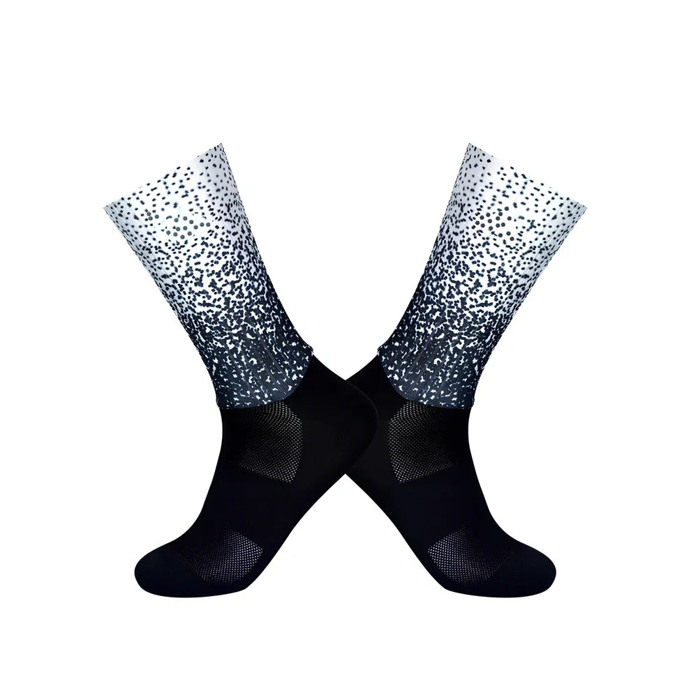 Aerodynamic cycling socks in black white with non-slip silicone and 50% nylon for men and women, team version