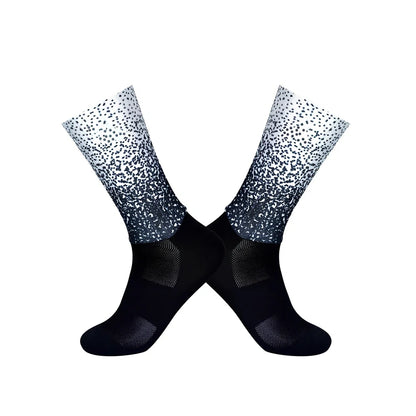 Aerodynamic cycling socks in black white with non-slip silicone and 50% nylon for men and women, team version