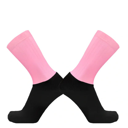 Aerodynamic cycling socks in black white with non-slip silicone and 50% nylon for men and women, team version