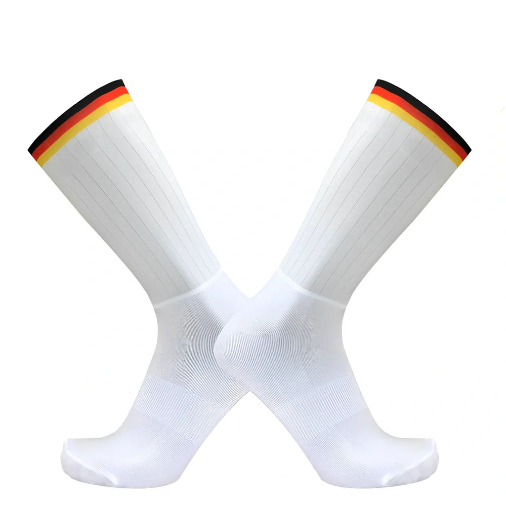 Aerodynamic cycling socks in black white with non-slip silicone and 50% nylon for men and women, team version