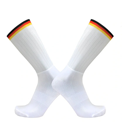 Aerodynamic cycling socks in black white with non-slip silicone and 50% nylon for men and women, team version