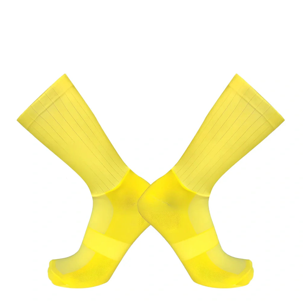 Aerodynamic cycling socks in black white with non-slip silicone and 50% nylon for men and women, team version