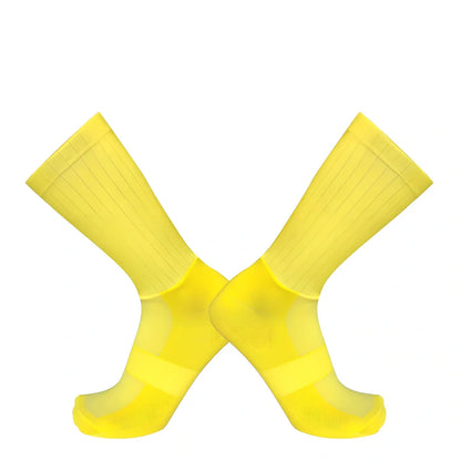 Aerodynamic cycling socks in black white with non-slip silicone and 50% nylon for men and women, team version