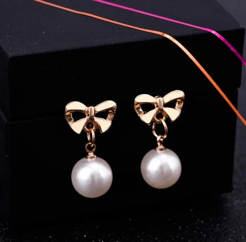 Hypoallergenic heart-shaped zircon and bow pearl earrings for women, ideal for sensitive ears.