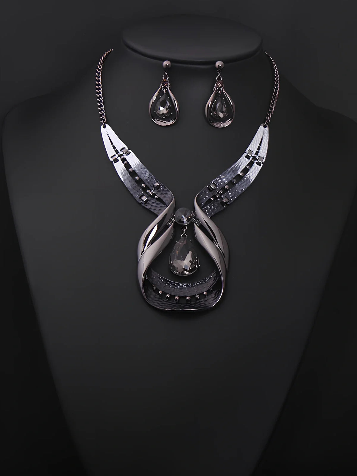 Blue crystal gemstone short clavicle necklace in alloy with inlaid gems, 40-45 cm chain length