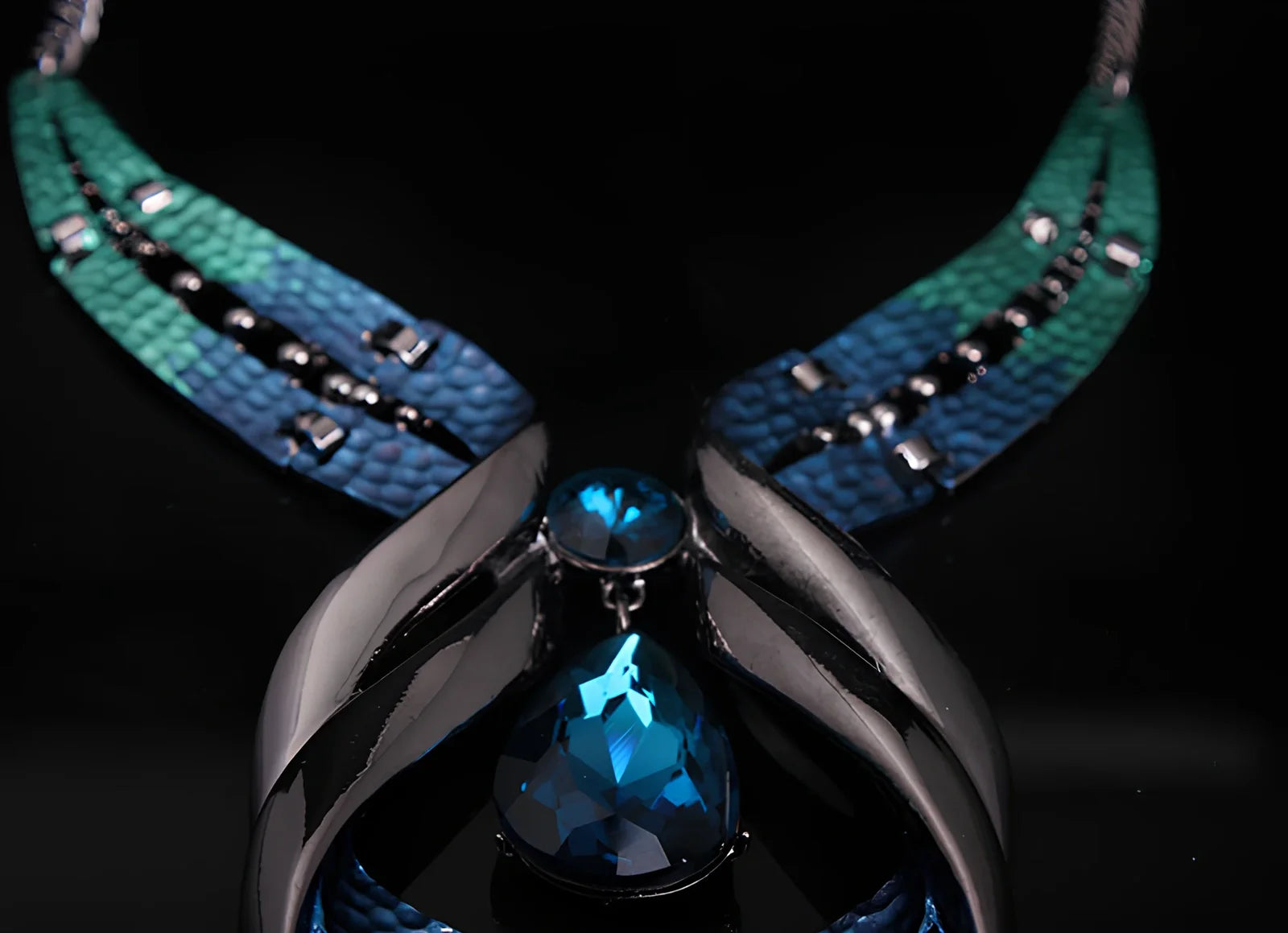 Blue crystal gemstone short clavicle necklace in alloy with inlaid gems, 40-45 cm chain length