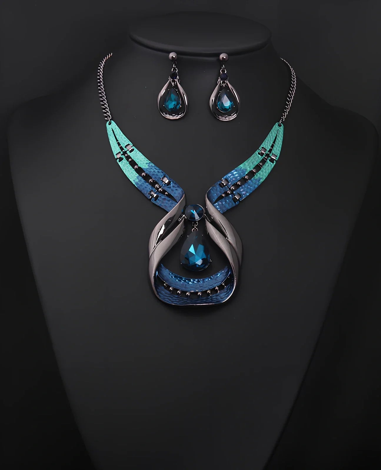 Blue crystal gemstone short clavicle necklace in alloy with inlaid gems, 40-45 cm chain length