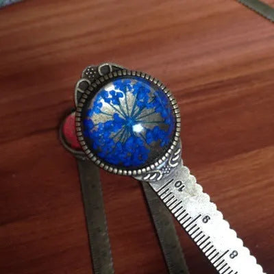 Handmade dry flower gypsophila bookmark measuring 12cm with preserved lace flowers, daffodils, and clover