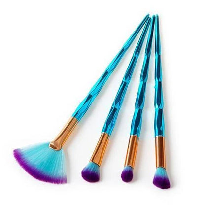10-piece makeup brush set with synthetic bristles and 14-16cm handles in protective case
