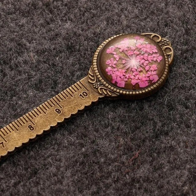 Handmade dry flower gypsophila bookmark measuring 12cm with preserved lace flowers, daffodils, and clover