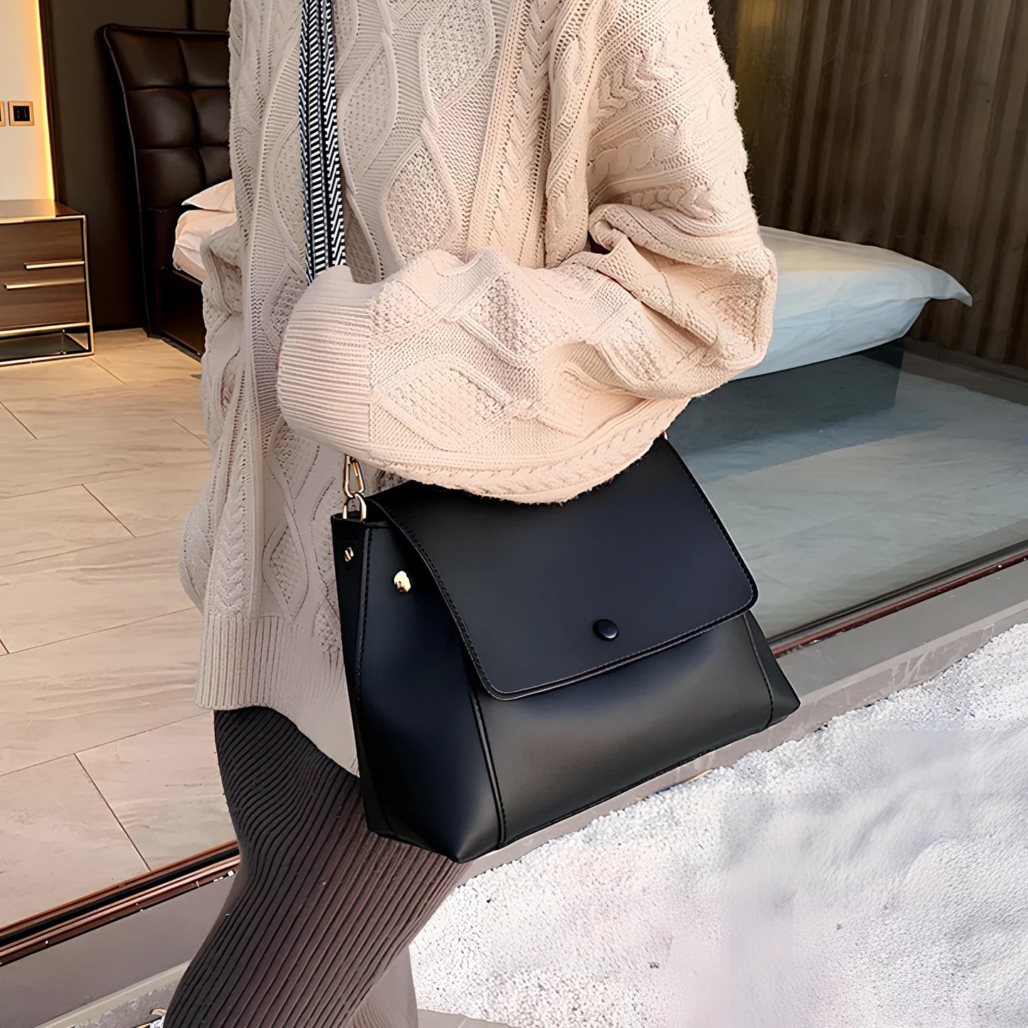 Atmospheric fashion handbag in beige PU fabric, 25cm height with structured design and colour options