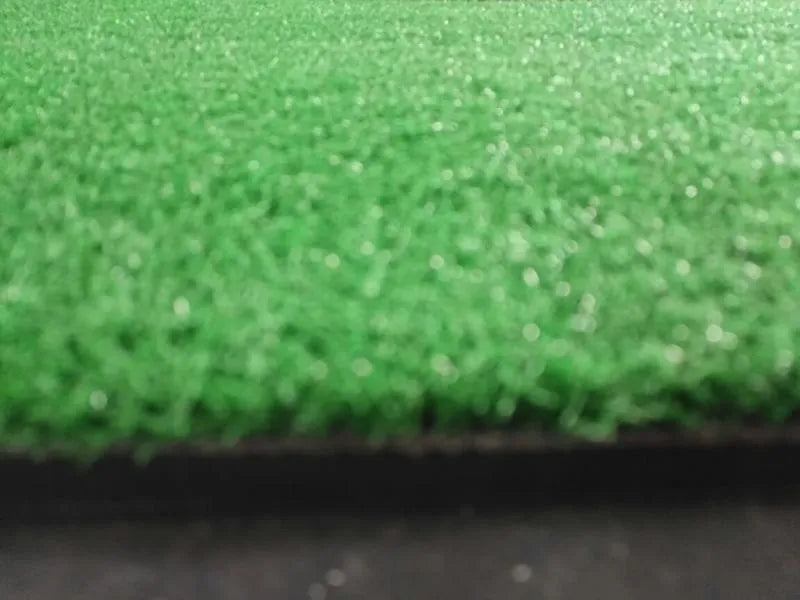 Green rubber and nylon golf swing practice mat 60x30cm 15mm thick on grass