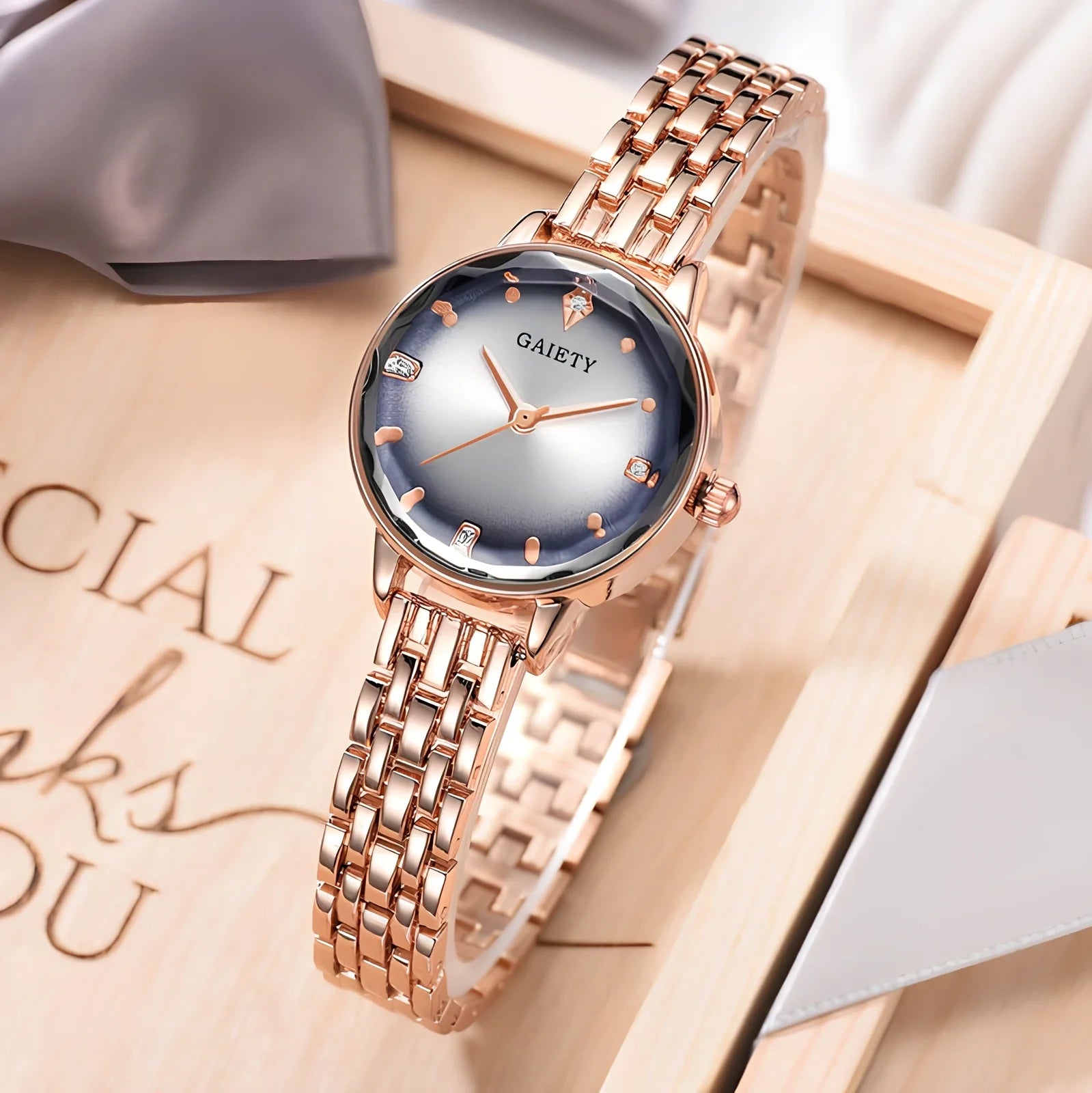 Women's alloy quartz watch in black with 40mm case, 9mm thick, 230mm band, quartz movement for daily accuracy