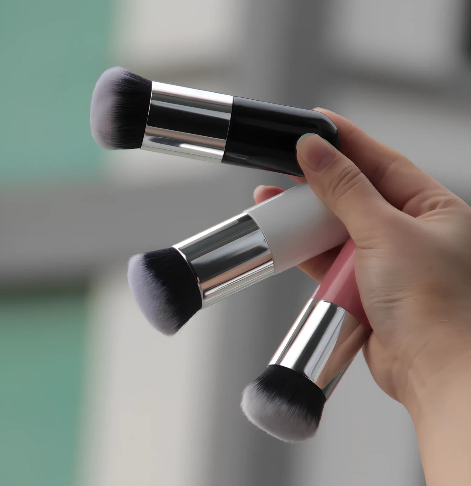 Chubby pier makeup brush in black silver with 2cm rayon bristles and 11cm wooden handle for foundation