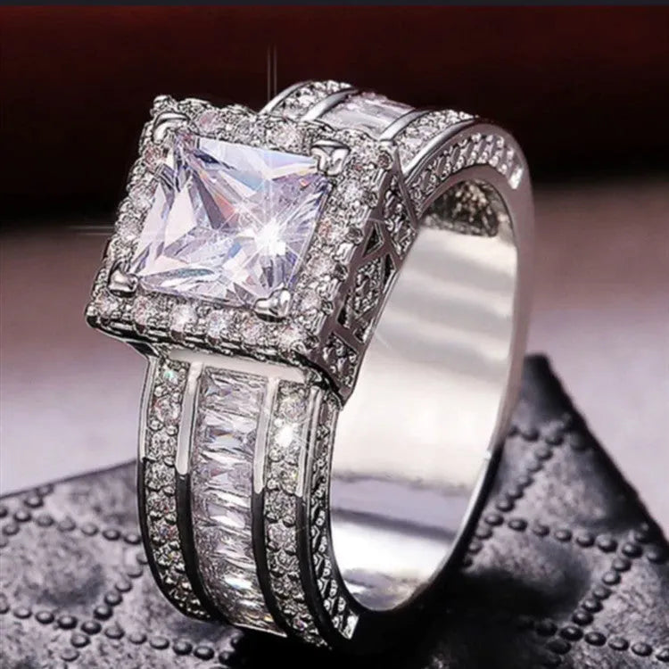 Geometric women's ring with round elements in gold or white electroplated finish on alloy