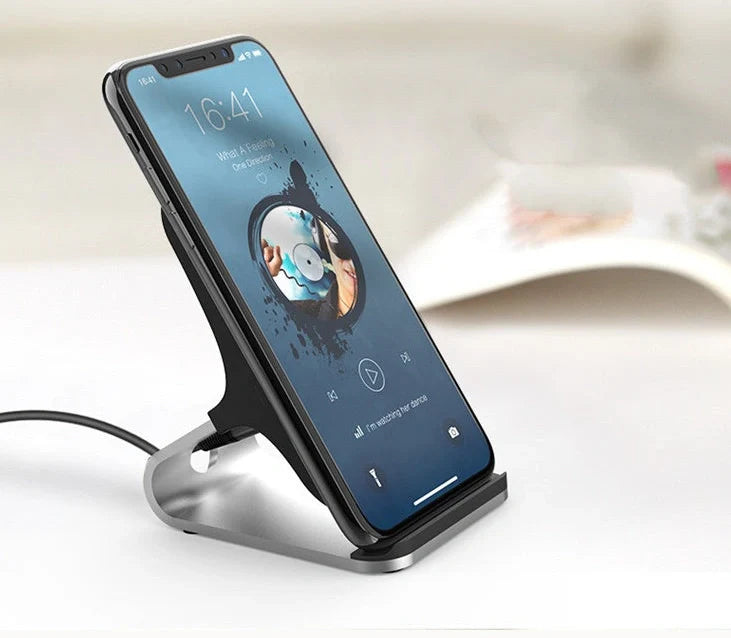 Wireless charger with 15W fast charging capability for Apple and Android devices, featuring metal construction and horizontal/vertical placement options in black or silver finishes