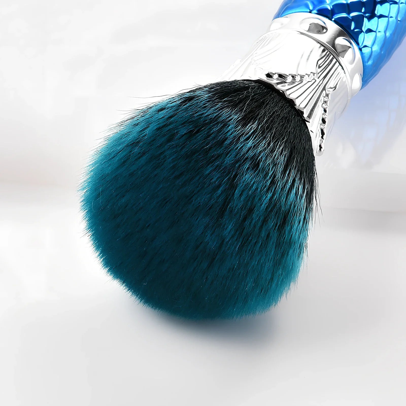 Single portable makeup brush with nylon bristles and demon blue plastic handle, dimensions 15 cm x 5 cm x 5 cm for even cosmetic application