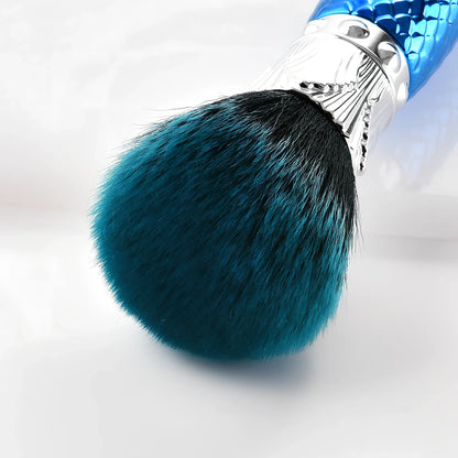 Single portable makeup brush with nylon bristles and demon blue plastic handle, dimensions 15 cm x 5 cm x 5 cm for even cosmetic application