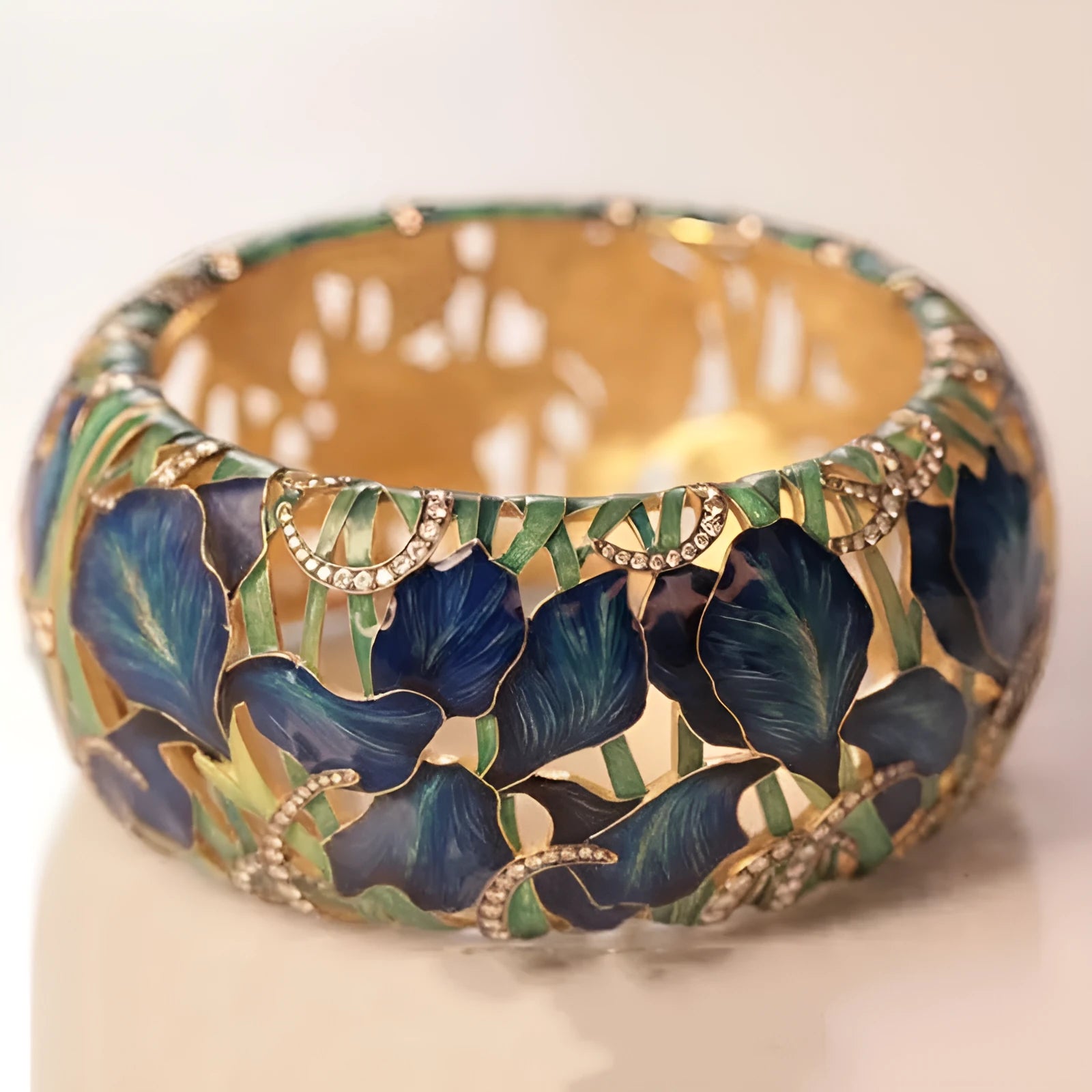 Golden blue oil-plated alloy ring with round sweet cool style on display