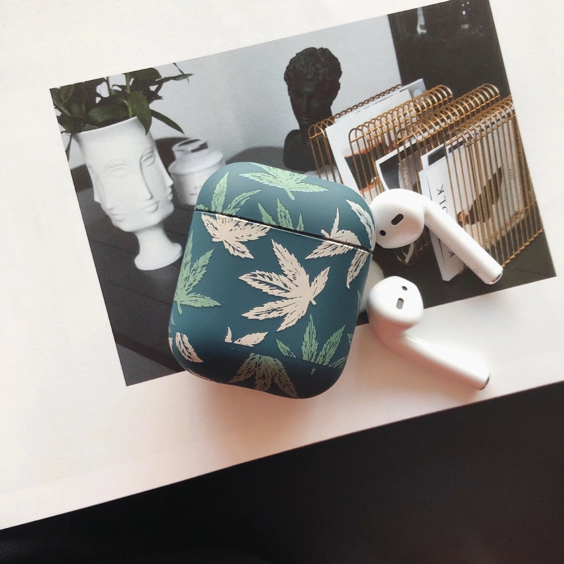 Bluetooth wireless headset protective case in red and green options