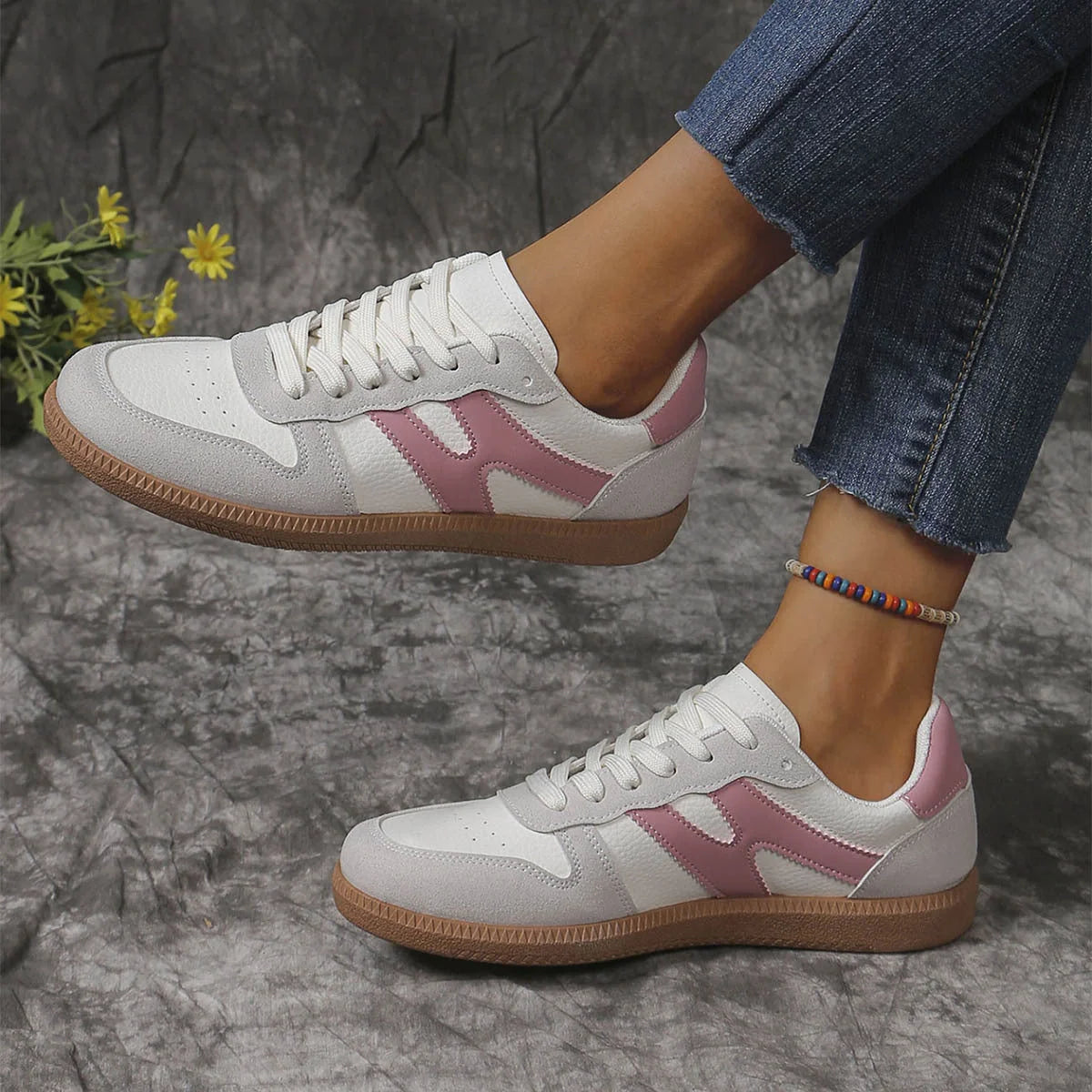 Women's colourblock lace-up flats with round toe and PU upper in black and pink