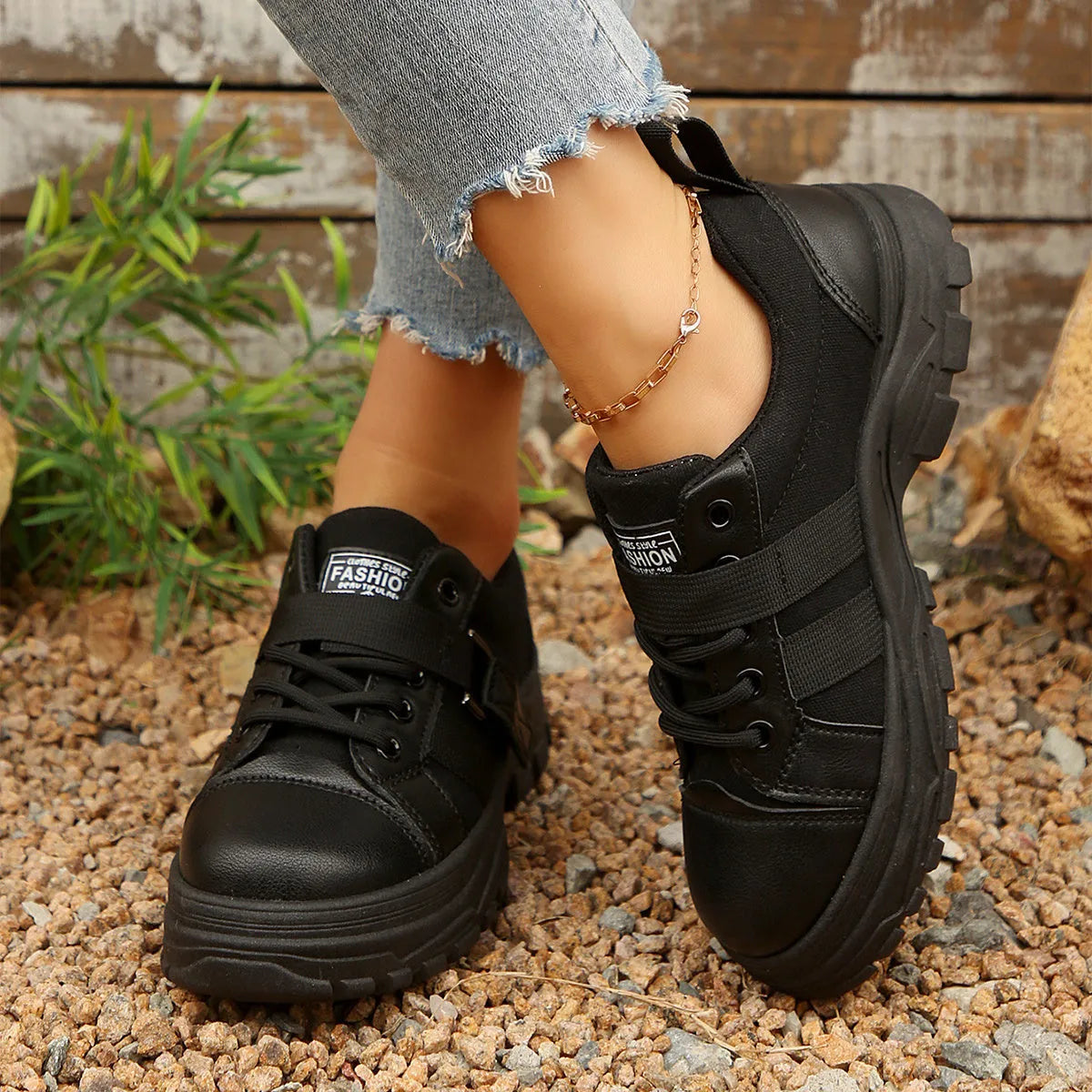 Lace-up canvas shoes for women with hook design round toe and thick sole in black colour