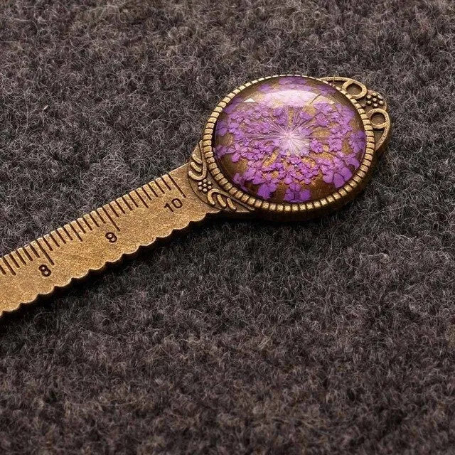 Handmade dry flower gypsophila bookmark measuring 12cm with preserved lace flowers, daffodils, and clover